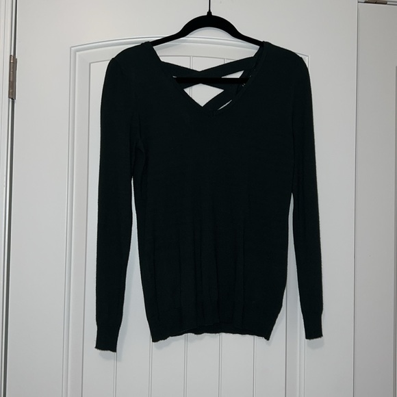 *NWT* Love Ellie Back Detail Sweater - Picture 1 of 4
